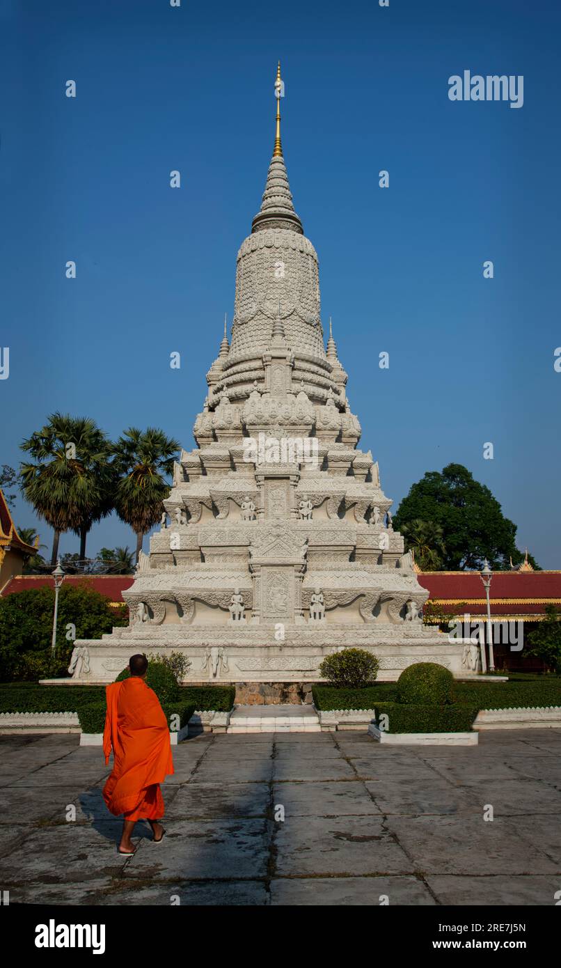 Königliche Stupa mit buddhistischem Mönch, Königlicher Palast (klassische Khmer-Architektur aus dem 19. Jahrhundert), Phnom Penh, Kambodscha Stockfoto