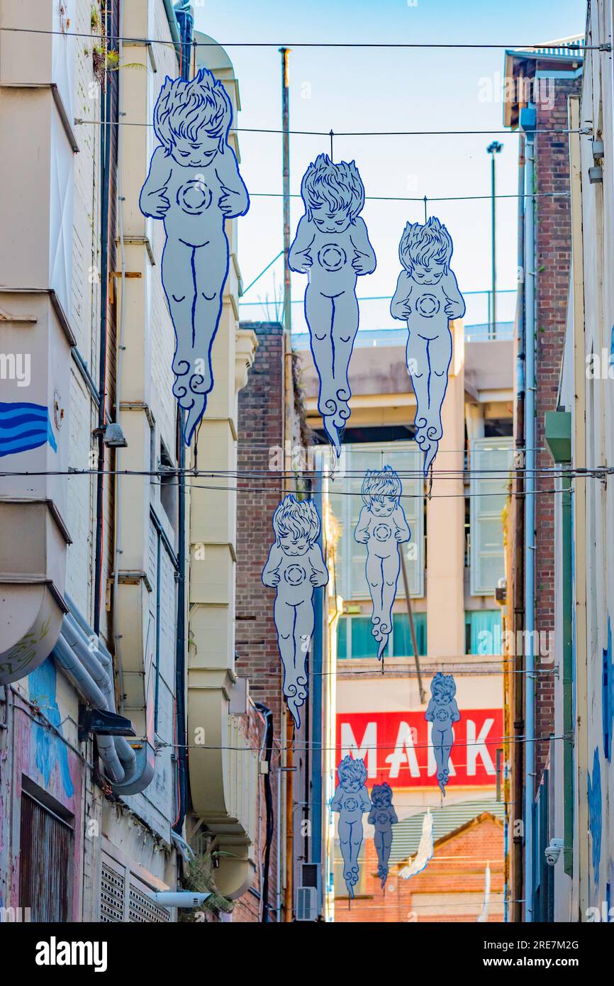 Das im September 2013 von Jason Wing in Little Hay St, Haymarket, Sydney New South Wales, Australien erbaute Kunstwerk trägt den Titel „Zwischen zwei Welten“ Stockfoto