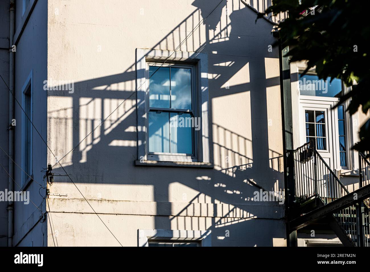 Schatten einer Treppe an einer Hauswand Stockfoto