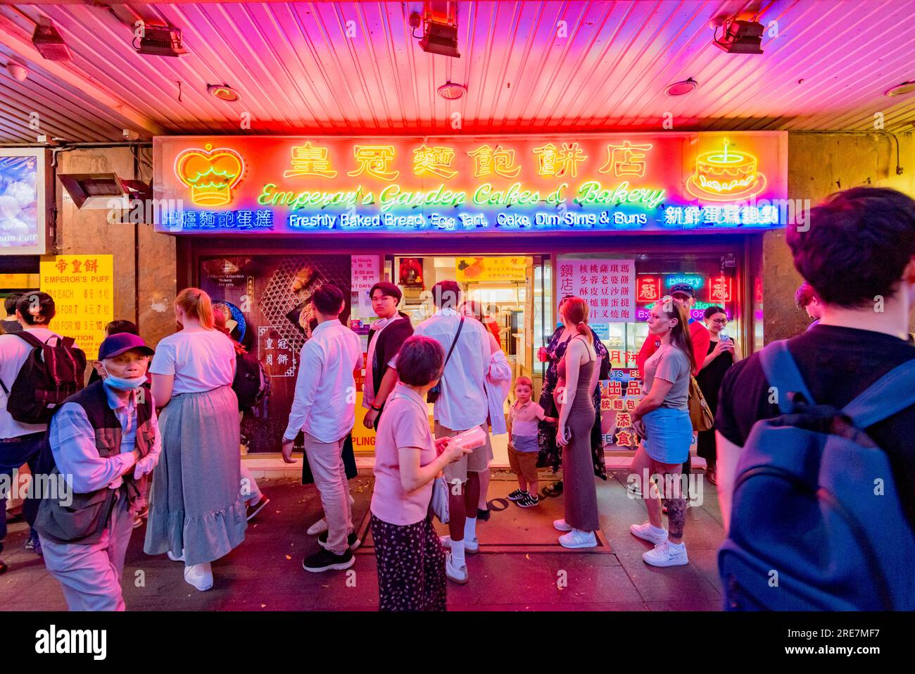 Australische Leute stehen nachts während des (chinesischen) Mondjahrs in der Dixon Street (China Town) in Sydney in Australien für Knödel zum Mitnehmen in der Schlange Stockfoto