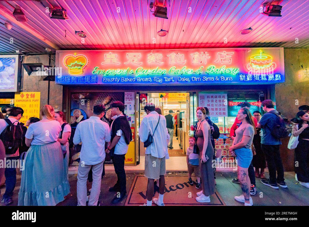 Australische Leute stehen nachts während des (chinesischen) Mondjahrs in der Dixon Street (China Town) in Sydney in Australien für Knödel zum Mitnehmen in der Schlange Stockfoto