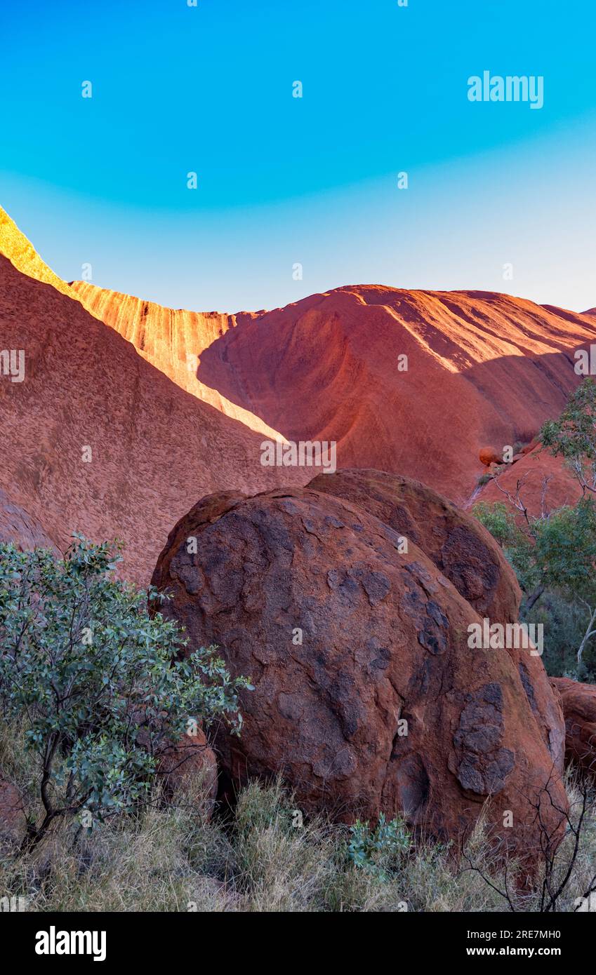 Ein Bild eines großen, abgerundeten Felsens neben dem Uluru (Ayers Rock) vom Wanderweg in einem nicht empfindlichen Teil des Felsens in Mittelaustralien Stockfoto