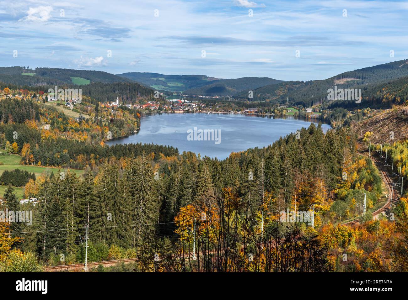 Herbstblick auf den Titisee im Schwarzwald, Titisee-Neustadt, Baden-Württemberg, Deutschland Stockfoto