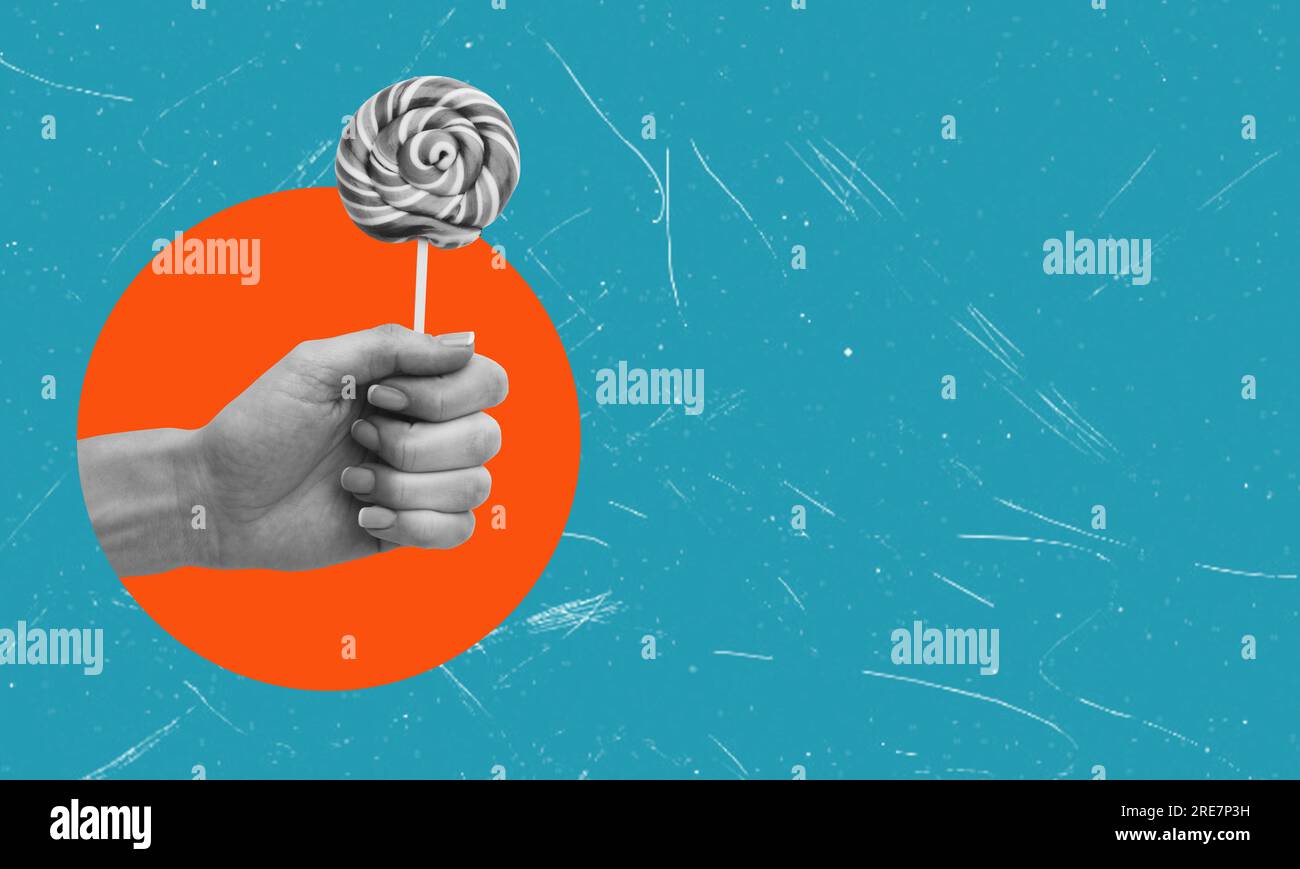 Kunstcollage, Hand mit Lutscher auf blauem Hintergrund mit Kopierbereich. Lebensmittelkonzept mit Zucker Stockfoto
