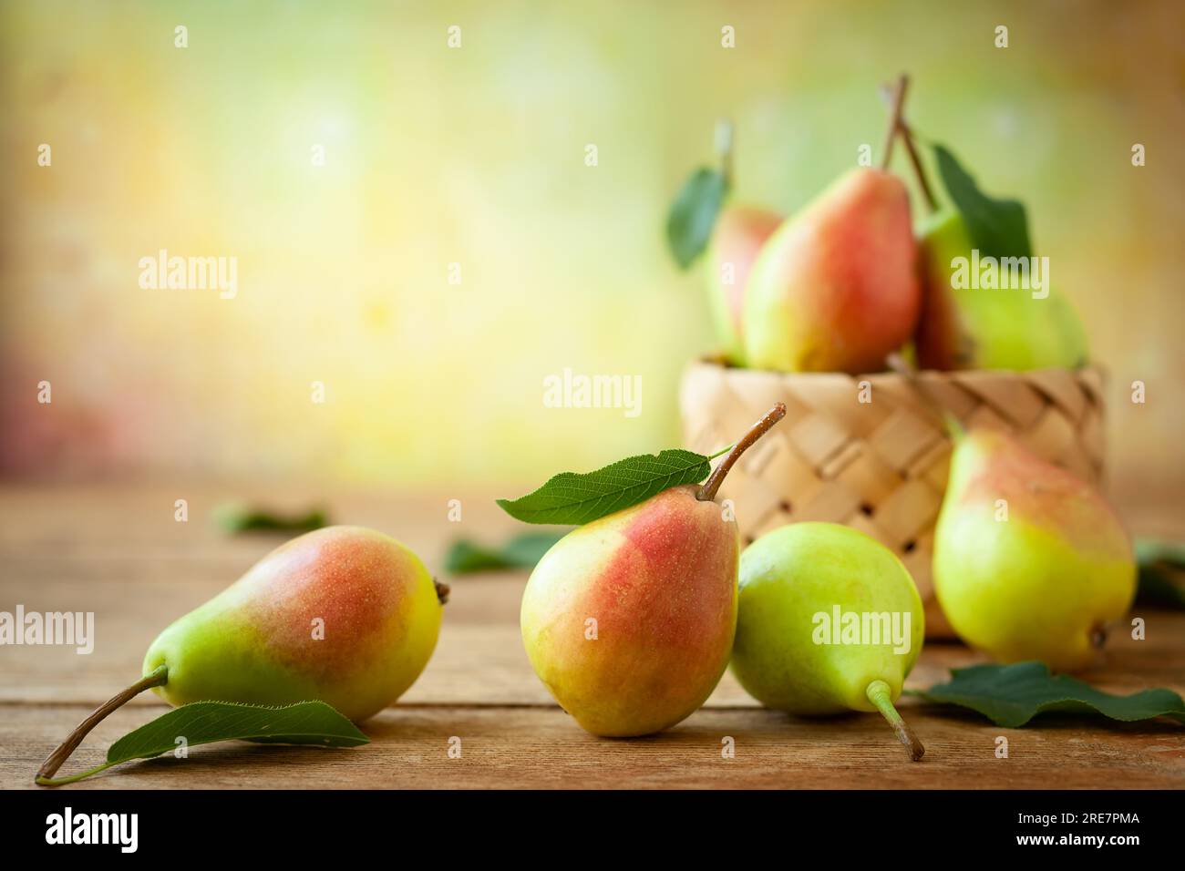 Frische, reife Birnen im Korb auf dem Holztisch. Bio-Früchte, Konzept der gesunden Ernährung mit Kopierraum. Stockfoto