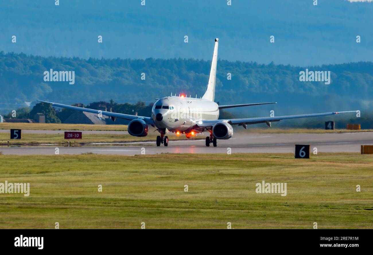 Boeing P-8 Poseidon, ein amerikanisches Patrouille- und Aufklärungsflugzeug, das auf der Landebahn der RAF Lossiemouth landet und startet Stockfoto