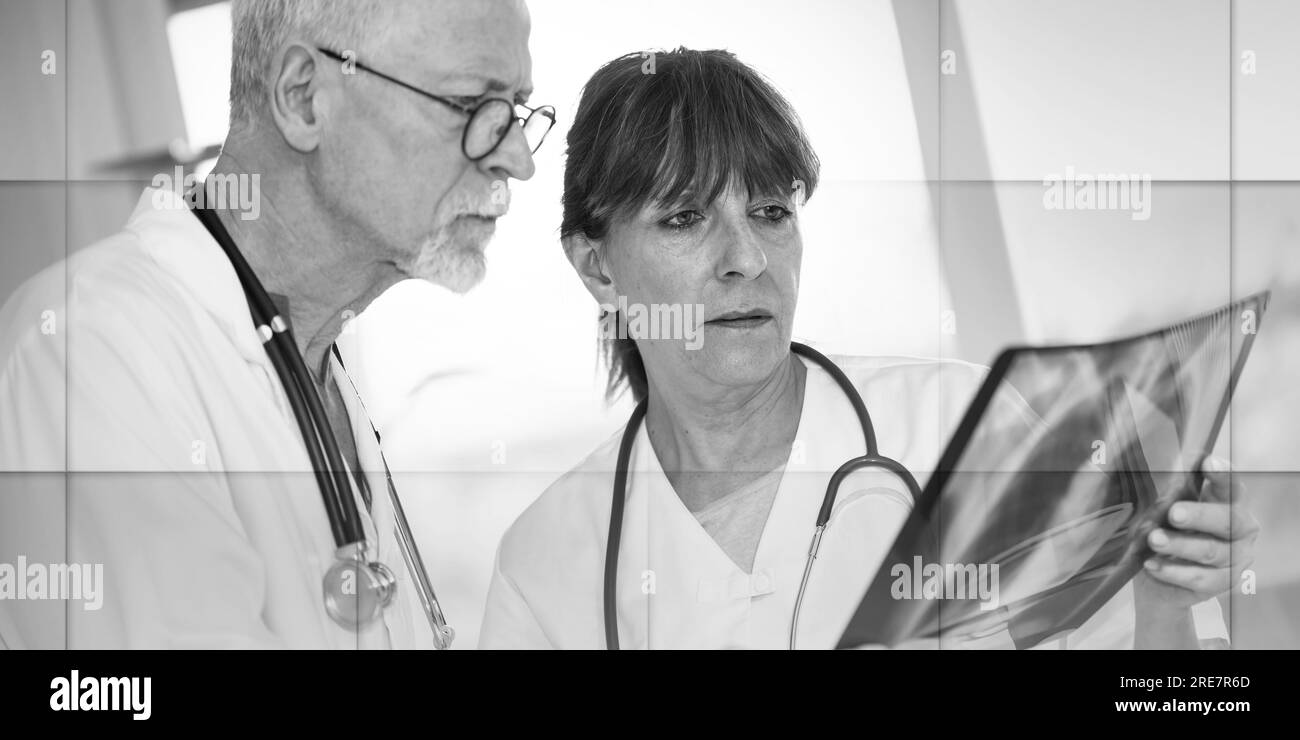 Zwei Ärzte untersuchen Röntgenbericht in der Arztpraxis, geometrisches Muster Stockfoto
