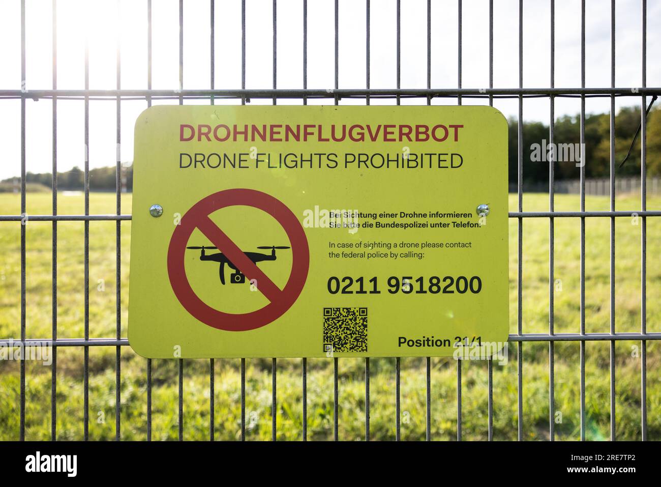 „Drohnenflüge verboten“ steht auf einem Zaun am düsseldorfer Flughafen. Stockfoto