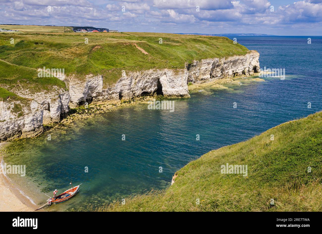 Ein sonnenbeleuchteter North Landing am frühen Morgen mit seinen weißen Kreideklippen und Höhlen. Diese beliebte Bucht ist Teil der Küste von Flamborough Head Stockfoto