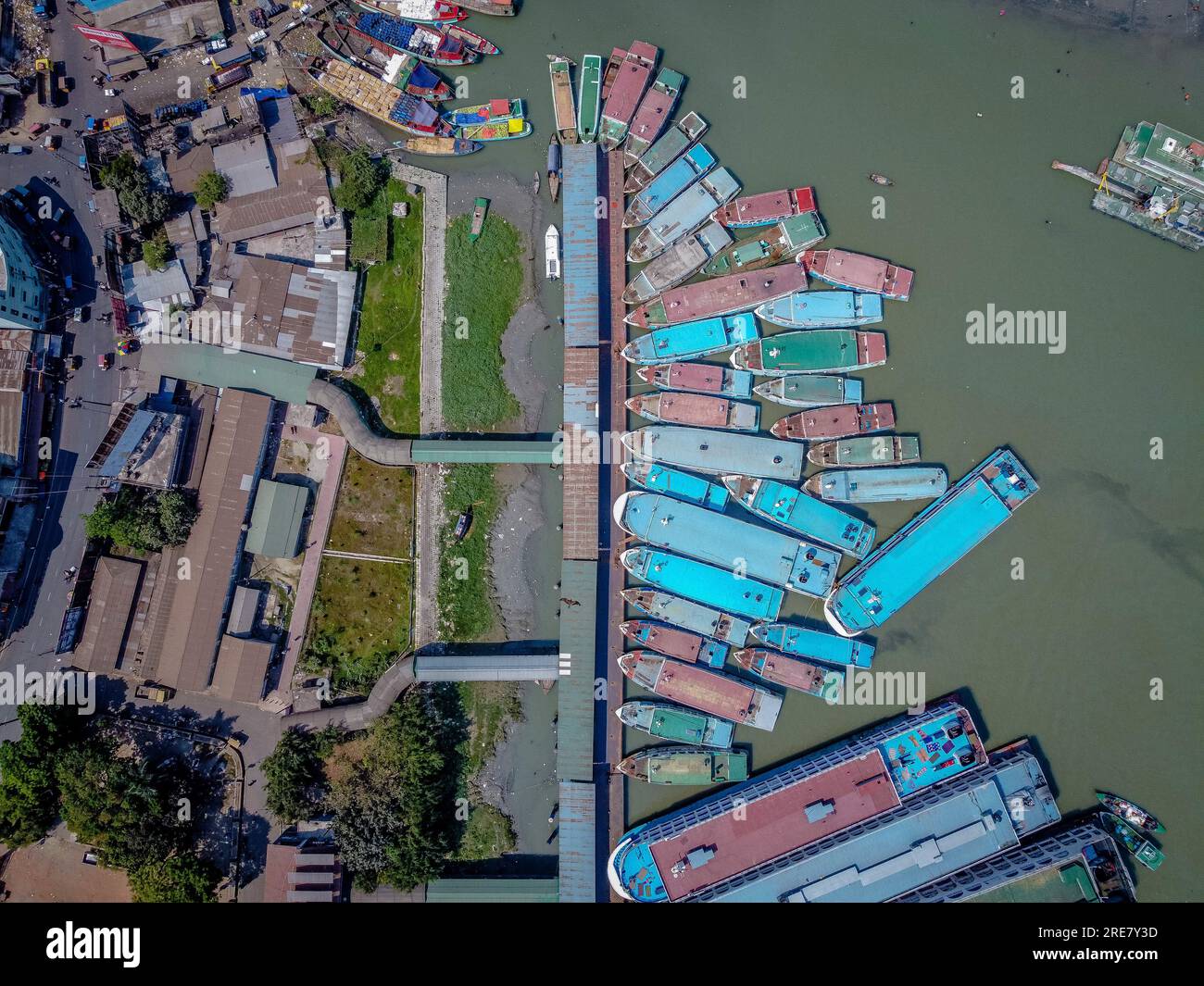 Der Hafen von Barishal am 26. Juli 2023, offiziell bekannt als Barishal River Port, der zweitgrößte und geschäftigste Flusshafen in Bangladesch nach Dhaka in Bezug auf den Personenverkehr. Es liegt am Ufer des Kirtankhola Flusses in der Stadt Barishal. Der Hafen verkehrt täglich zwischen Dhaka und Barishal sowie den meisten Bezirken im Süden des Landes, darunter Chandpur, Narayanganj, Bhola, Laxmipur, Pirojpur und Barguna. Das Unternehmen betreibt auch Verbindungen zwischen den Bezirken rund um Barishal. (Foto: Mustasinur Rahman Alvi/Sipa USA) Stockfoto