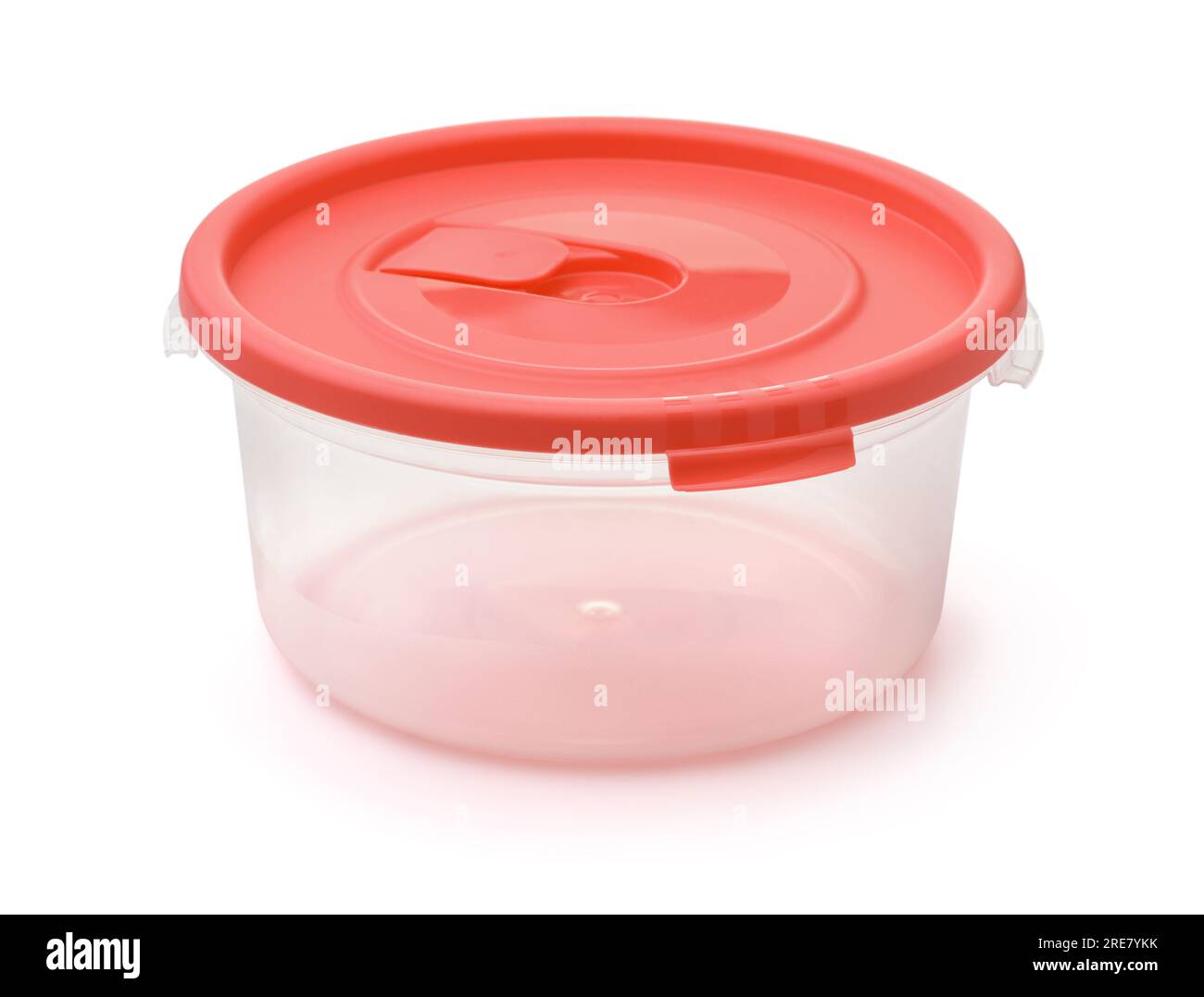 Leerer runder, wiederverwendbarer Lebensmittelbehälter aus Kunststoff mit rotem Deckel, isoliert auf weiß Stockfoto