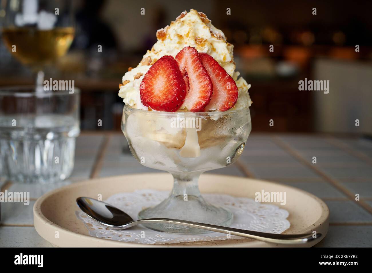 Köstliches Erdbeeren- und Vanilleeis Stockfoto