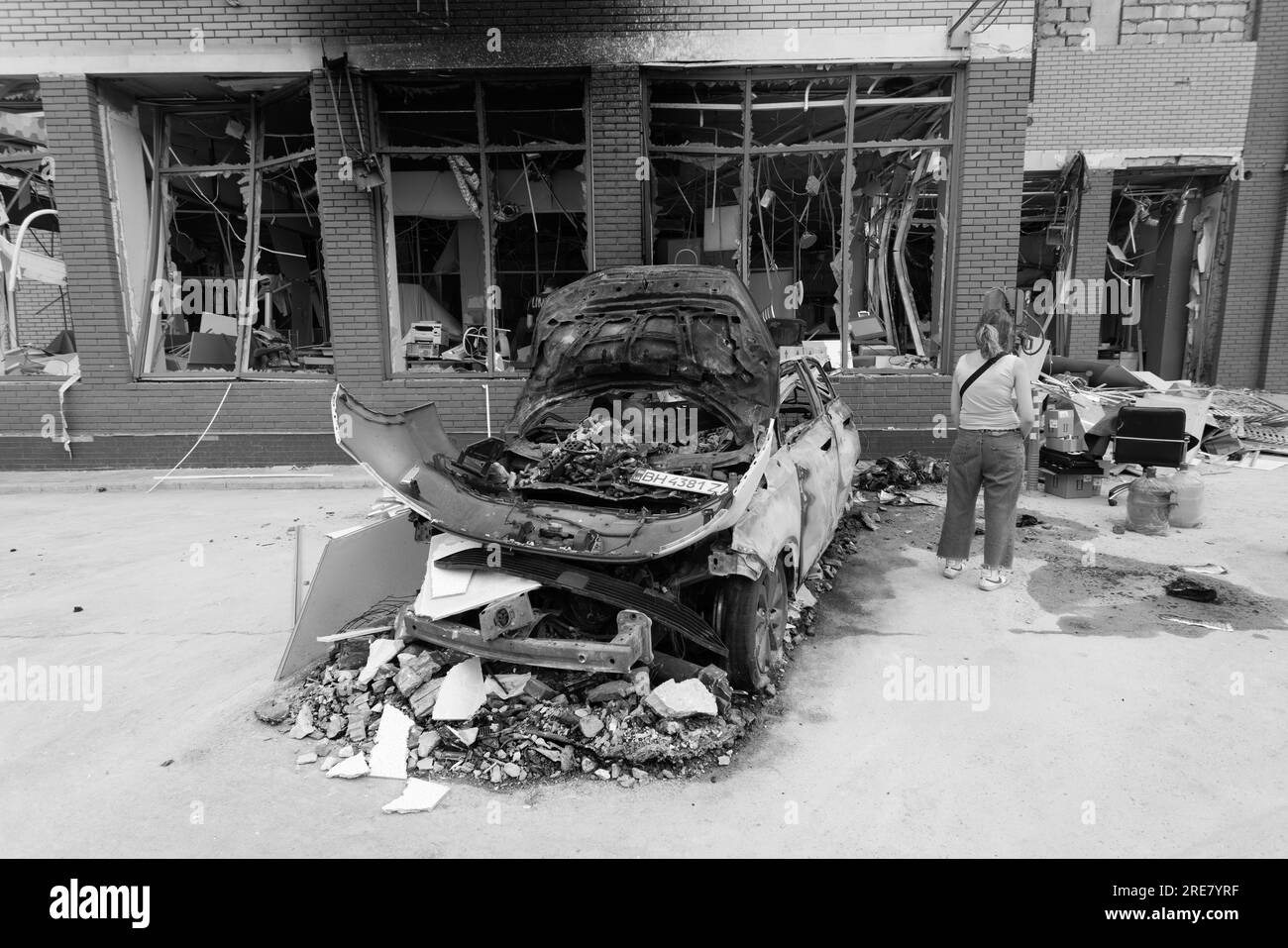ODESSA, UKRAINE - 14. Juli 2023: Krieg in der Ukraine. Ein zerstörtes ziviles Gebäude und zivile Fahrzeuge nach einem Raketenangriff. Ruinen des Krieges mit der Ukraine. R Stockfoto