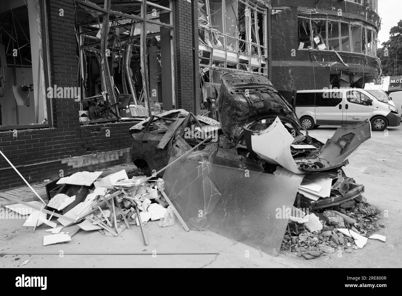 ODESSA, UKRAINE - 14. Juli 2023: Krieg in der Ukraine. Ein zerstörtes ziviles Gebäude und zivile Fahrzeuge nach einem Raketenangriff. Ruinen des Krieges mit der Ukraine. R Stockfoto