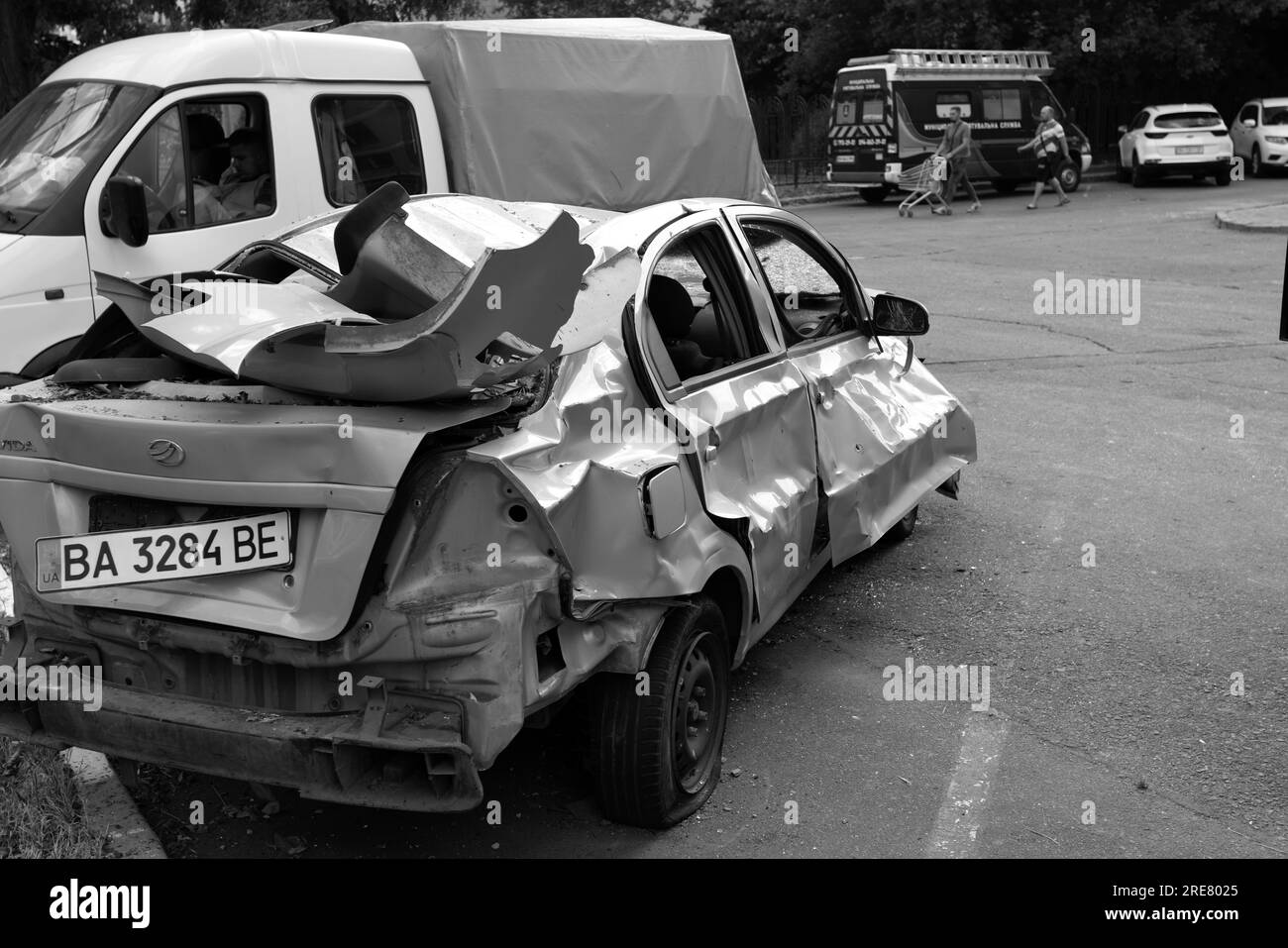 ODESSA, UKRAINE - 14. Juli 2023: Krieg in der Ukraine. Ein zerstörtes ziviles Gebäude und zivile Fahrzeuge nach einem Raketenangriff. Ruinen des Krieges mit der Ukraine. R Stockfoto