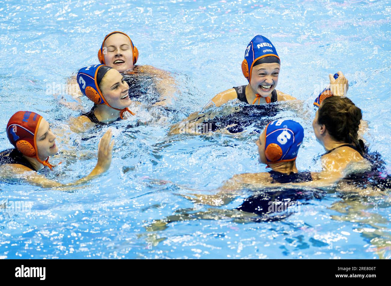 FUKUOKA - 26./07. Dezember 2023, Laura Aarts, Brigitte Sleeking, Lola Moolhuijzen, Simone van der Kraats feiern den Sieg nach dem Wasserpolo (Frauen) Halbfinale gegen Italien am vierten Tag der Schwimmweltmeisterschaft in Japan. ANP KOEN VAN WEEL niederlande raus - belgien raus Stockfoto