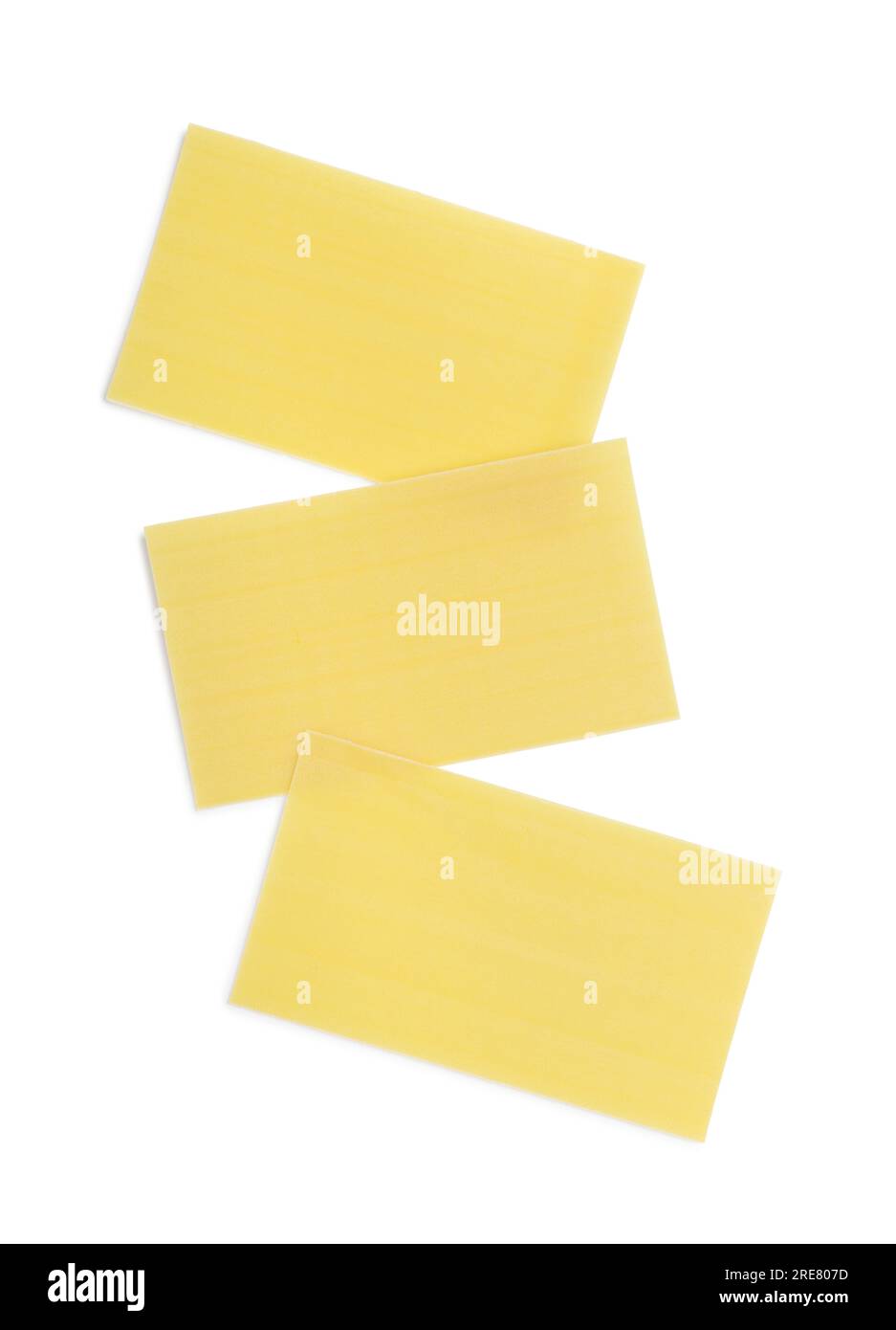 Draufsicht von drei ungekochten Lasagne-Laken isoliert auf weiß Stockfoto