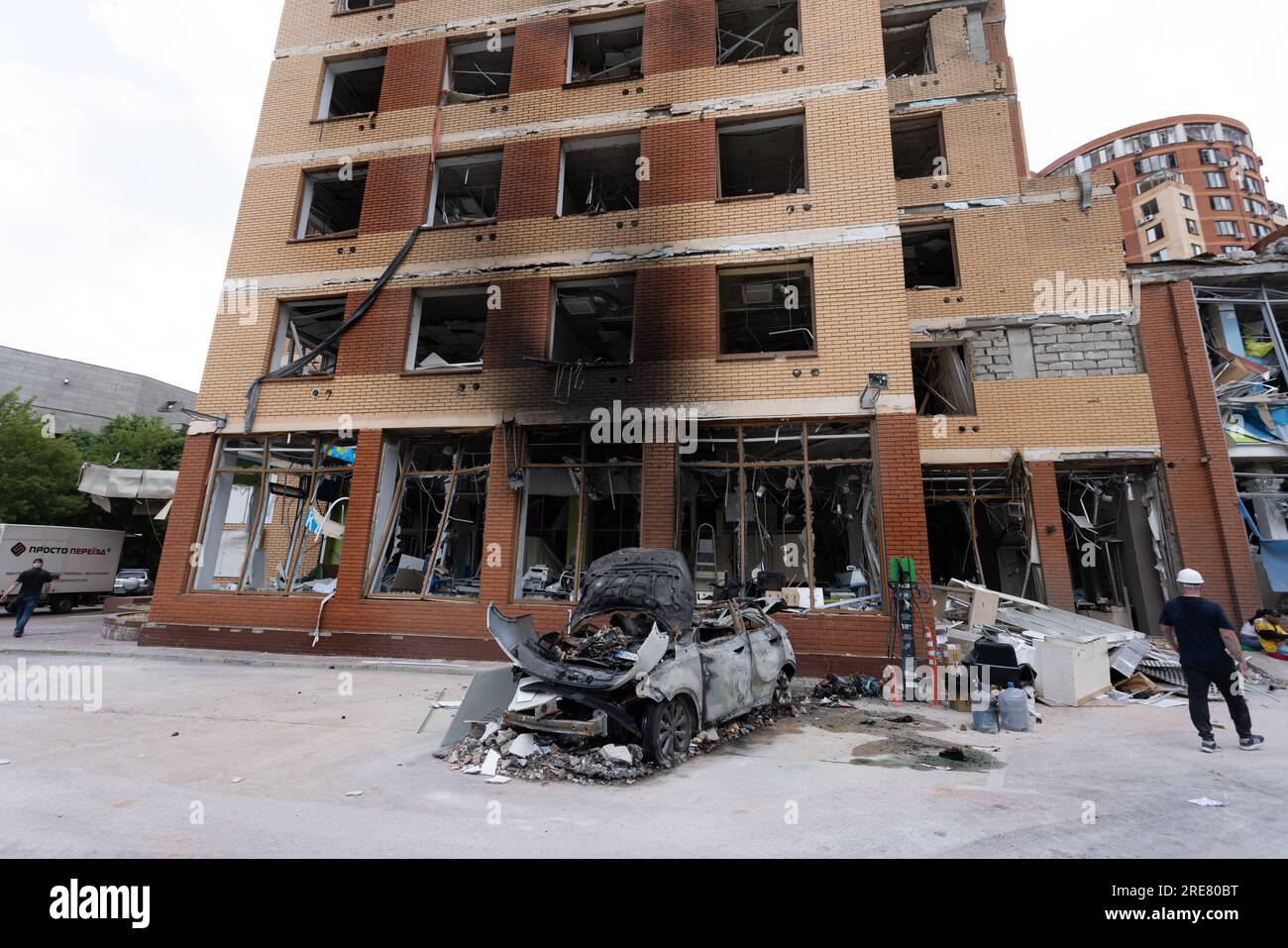 ODESSA, UKRAINE - 14. Juli 2023: Krieg in der Ukraine. Ein zerstörtes ziviles Gebäude und zivile Fahrzeuge nach einem Raketenangriff. Ruinen des Krieges mit der Ukraine. R Stockfoto