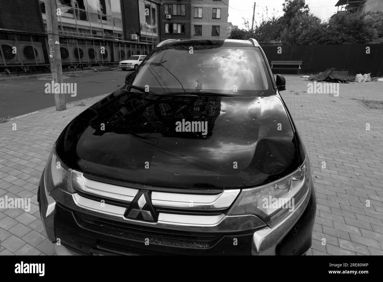 ODESSA, UKRAINE - 14. Juli 2023: Krieg in der Ukraine. Ein zerstörtes ziviles Gebäude und zivile Fahrzeuge nach einem Raketenangriff. Ruinen des Krieges mit der Ukraine. R Stockfoto