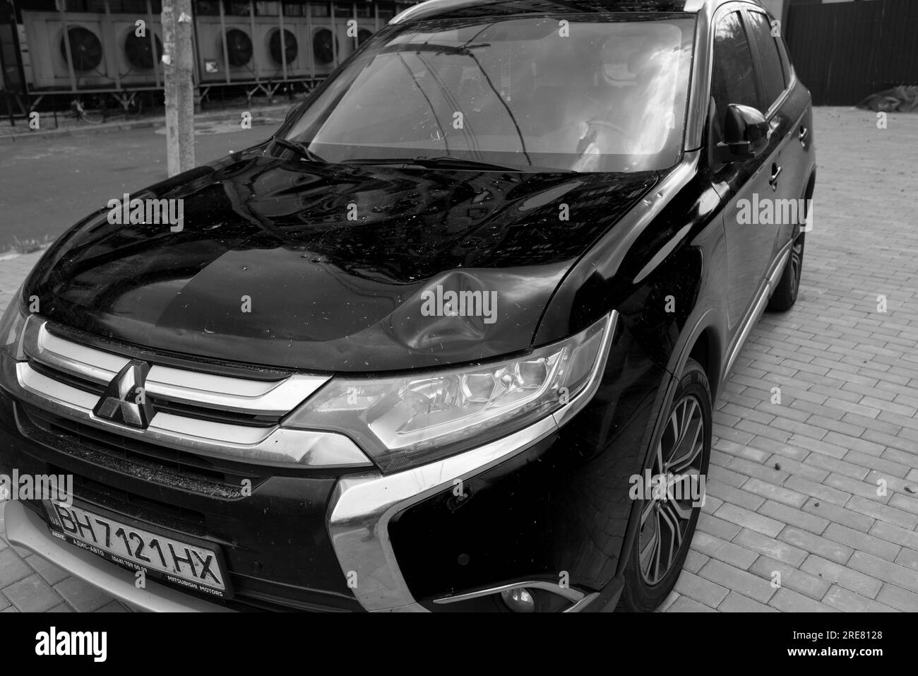 ODESSA, UKRAINE - 14. Juli 2023: Krieg in der Ukraine. Ein zerstörtes ziviles Gebäude und zivile Fahrzeuge nach einem Raketenangriff. Ruinen des Krieges mit der Ukraine. R Stockfoto