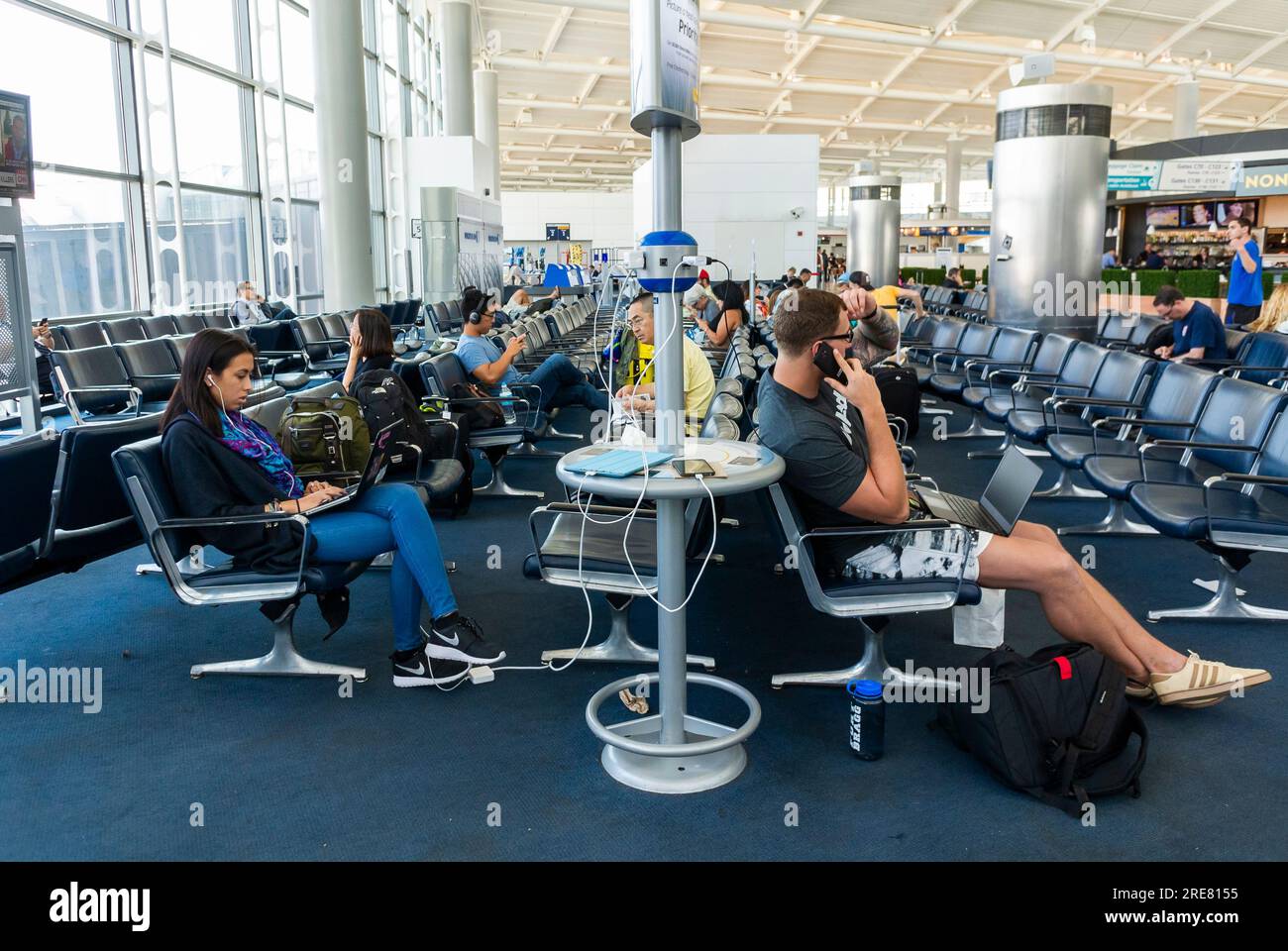 Newark Liberty International Airport, NJ, USA, Menschenmassen reisen, Wartebereich, für Flüge, die im Inneren sitzen, Flugeinrichtungen Stockfoto