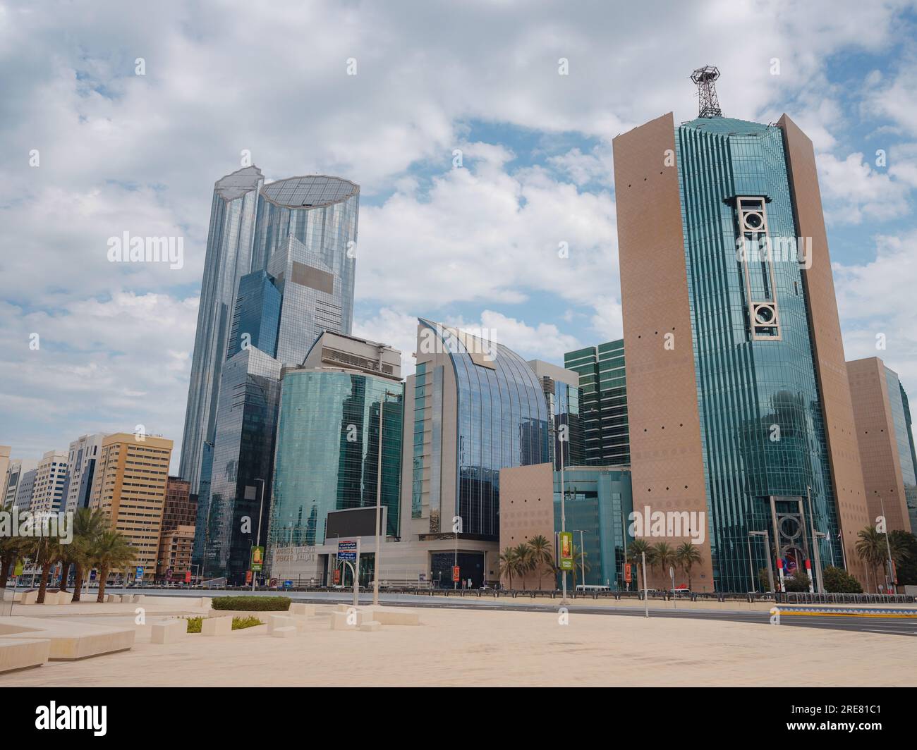 Abu Dhabi, Vereinigte Arabische Emirate - 19. März 2023: Modernes Qasr al Hosn Heritage Museum und moderne Wolkenkratzer . Berühmte Wahrzeichen der Stadt Abu Dhabi, Stockfoto