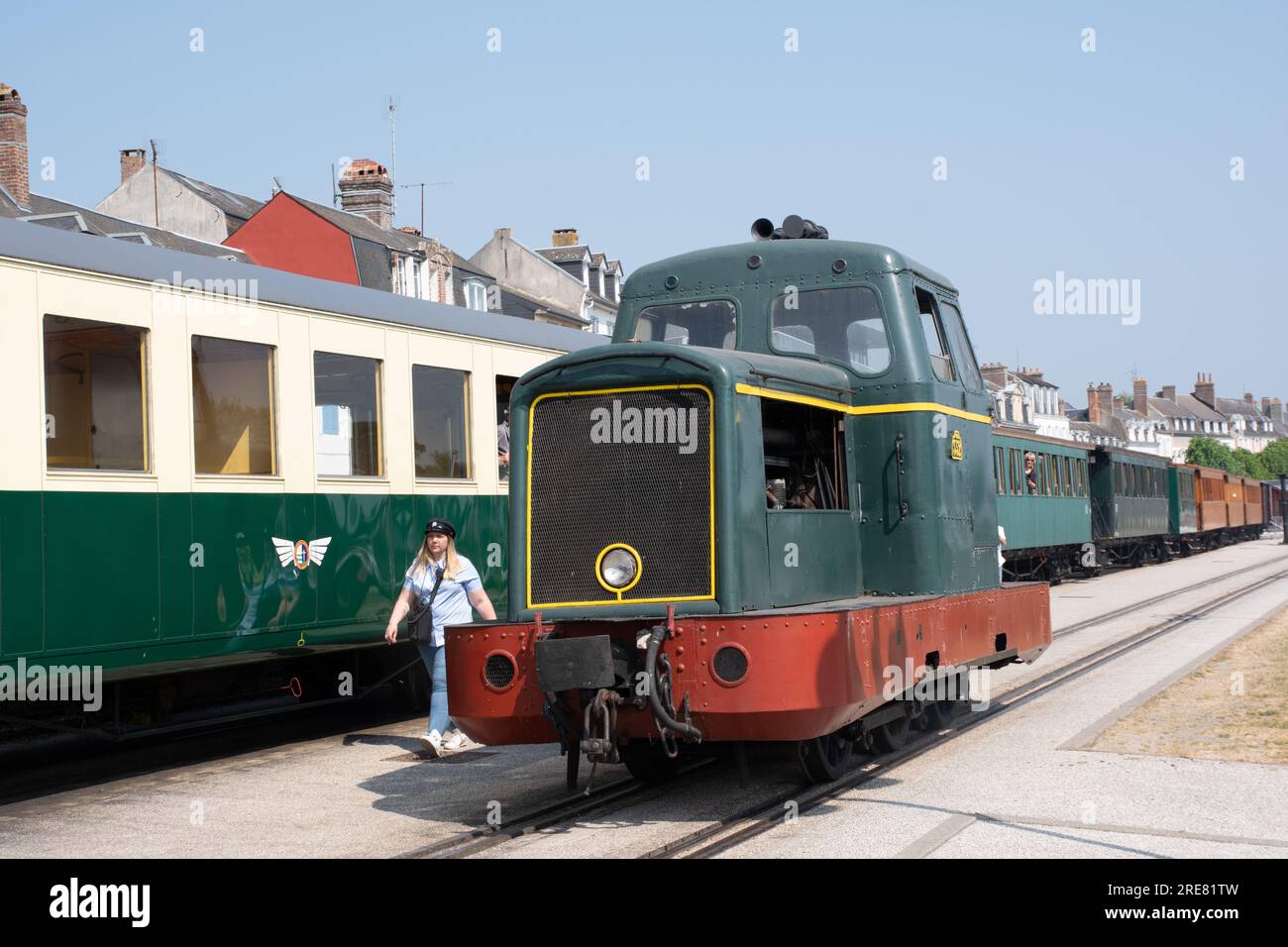 Der Dieselmotor Nord 352 fährt mit dem Zug von St. Valery sur Somme ab Stockfoto