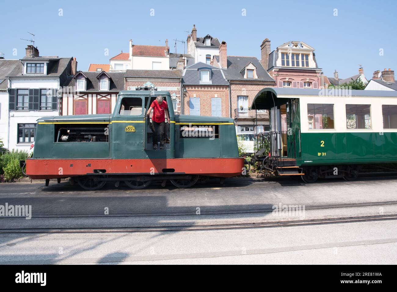 Der Dieselmotor Nord 352 verlässt St. Valery sur Somme mit dem Zug Stockfoto