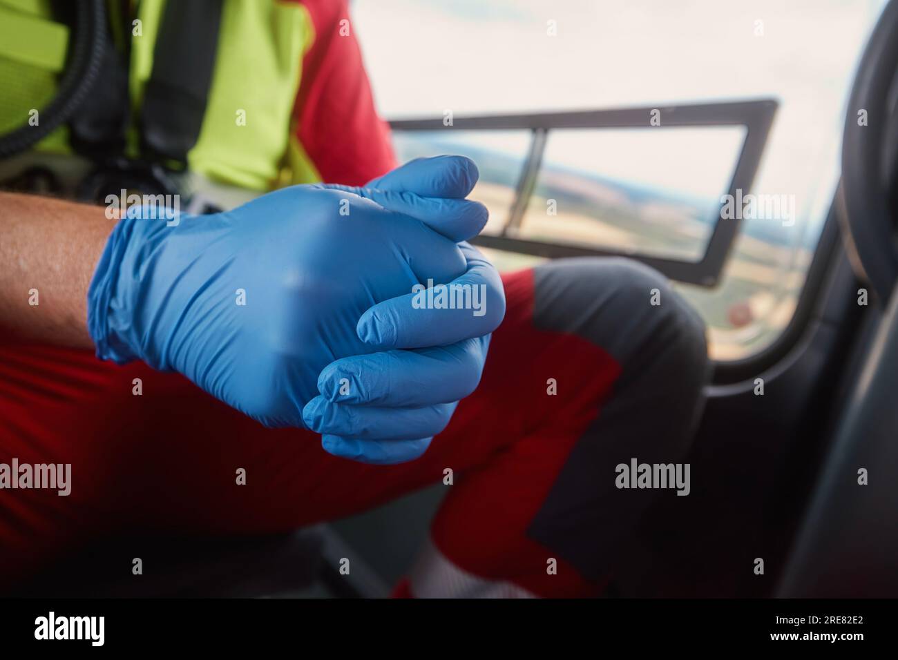 Nahaufnahmen von Arzthandschuhen im Helikopter des Notarztes. Die Themen Rettung, Hilfe und Hoffnung. Stockfoto
