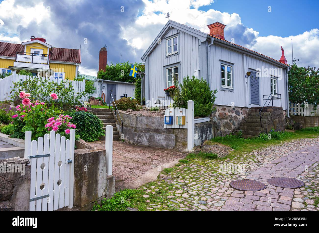 Malerisch gelegene idyllische Hütten im historischen Wohnviertel Besväret och Fnyket von Oskarshamn, Kalmar län, Schweden. Stockfoto