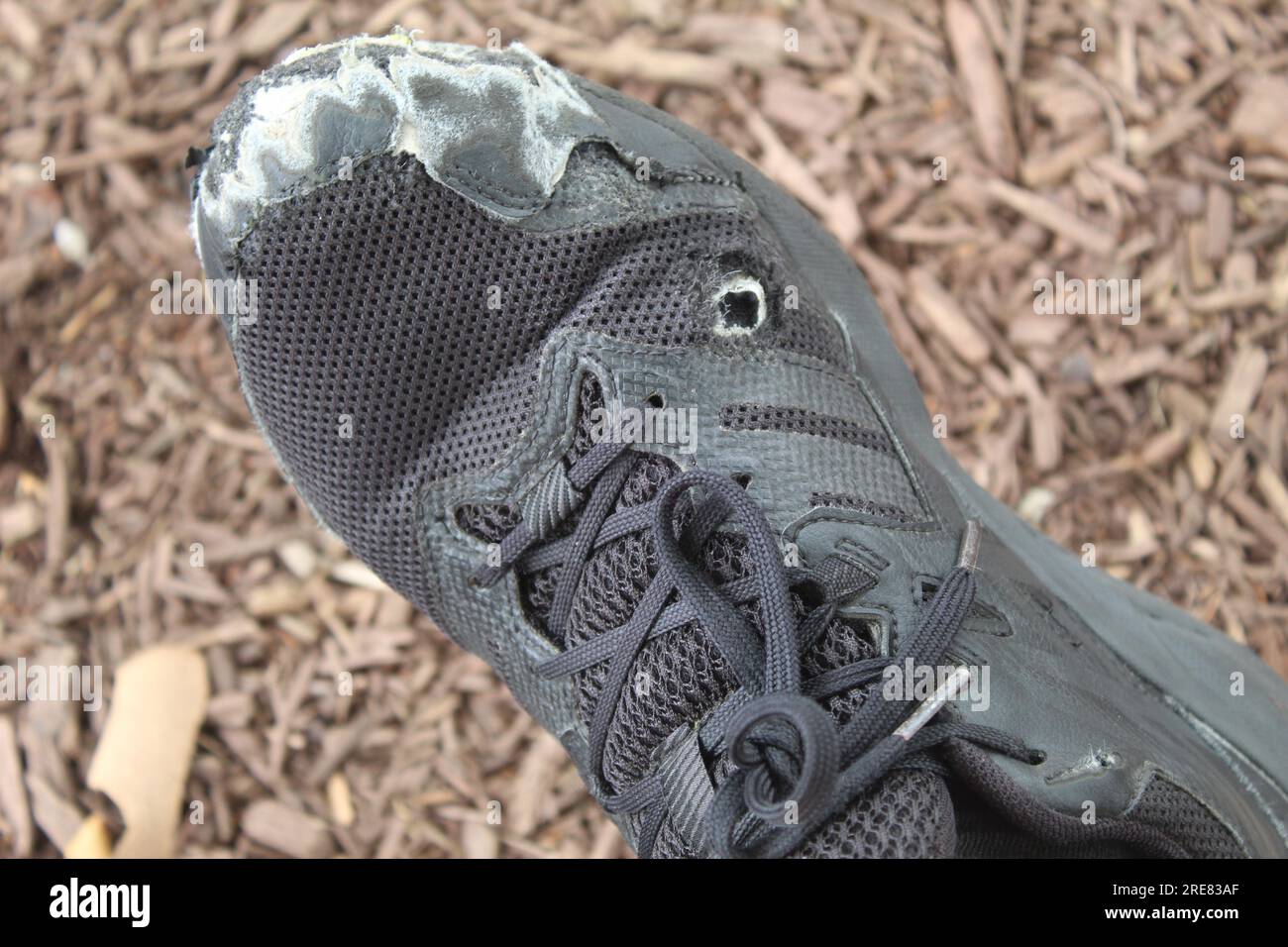 Ein Foto eines geschwungenen schwarzen Schuhs. Stockfoto