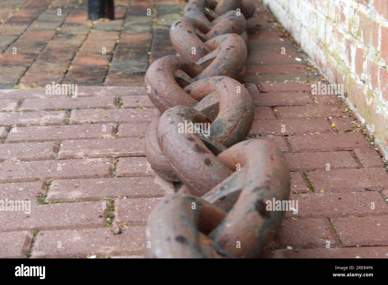 Nahaufnahme einer großen Kette auf einem Ziegelgelände. Stockfoto