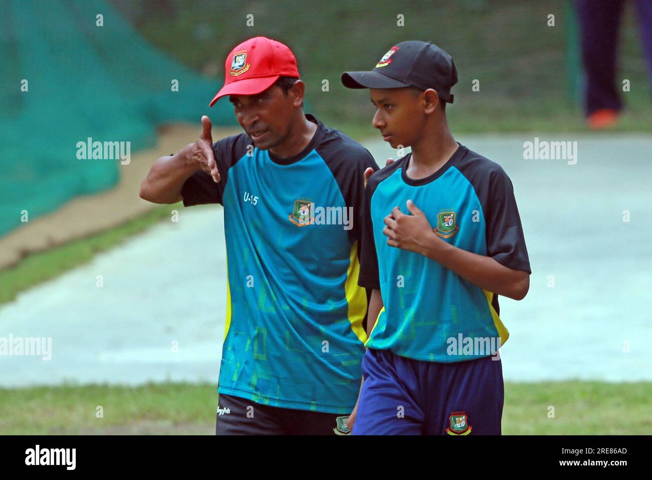 Der Trainer Sohel Islam von BCB für die Altersstufe gibt Kricketern der Altersgruppe U15 auf dem BCB Academy Ground in Mirpur, Dhaka Bangladesch, Speertänzer Stockfoto