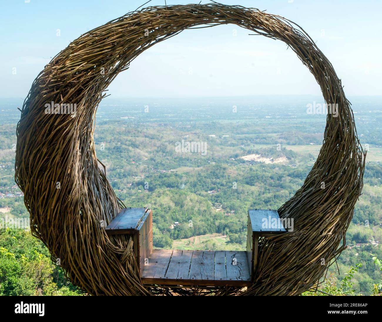 Ein einzigartiger Platz für Fotos in Puncak Becici, Yogyakarta, Indonesien, mit Blick auf die Berge, das Tal und die Stadt Stockfoto