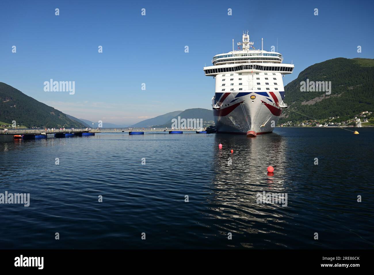 P&O Kreuzfahrtschiff Britannia liegt in Nordfjordeid in Norwegen und zeigt einen Teil des schwimmenden Seawalk Pier, der Passagieren erlaubt, an Land zu gehen. Stockfoto