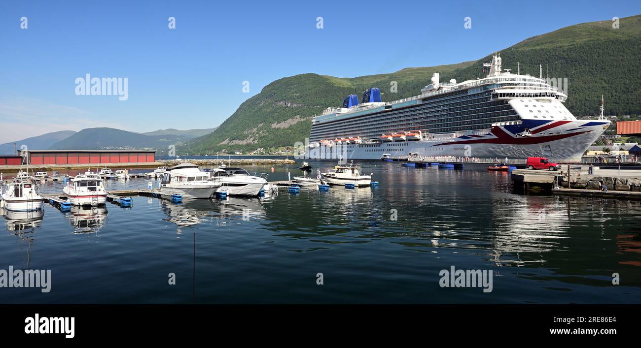 P&O Kreuzfahrtschiff Britannia liegt in Nordfjordeid in Norwegen und zeigt einen Teil des schwimmenden Seawalk Pier, der Passagieren erlaubt, an Land zu gehen. Stockfoto