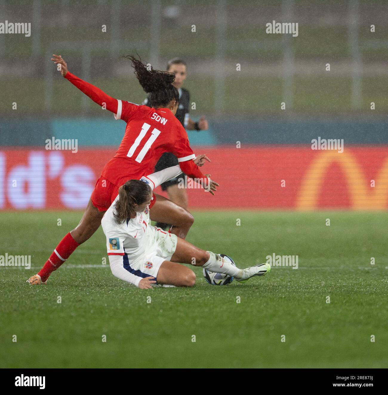 Hamilton, Neuseeland. 25. Juli 2023. Hamilton, Neuseeland, Juli 25. 2023: Guro Reiten (11 Norwegen) kämpft um den Ball während des Fußballspiels der FIFA Womens World Cup 2023 zwischen der Schweiz und Norwegen im Waikato Stadium in Hamilton, Neuseeland. (Ane Frosaker/SPP) Kredit: SPP Sport Press Photo. Alamy Live News Stockfoto