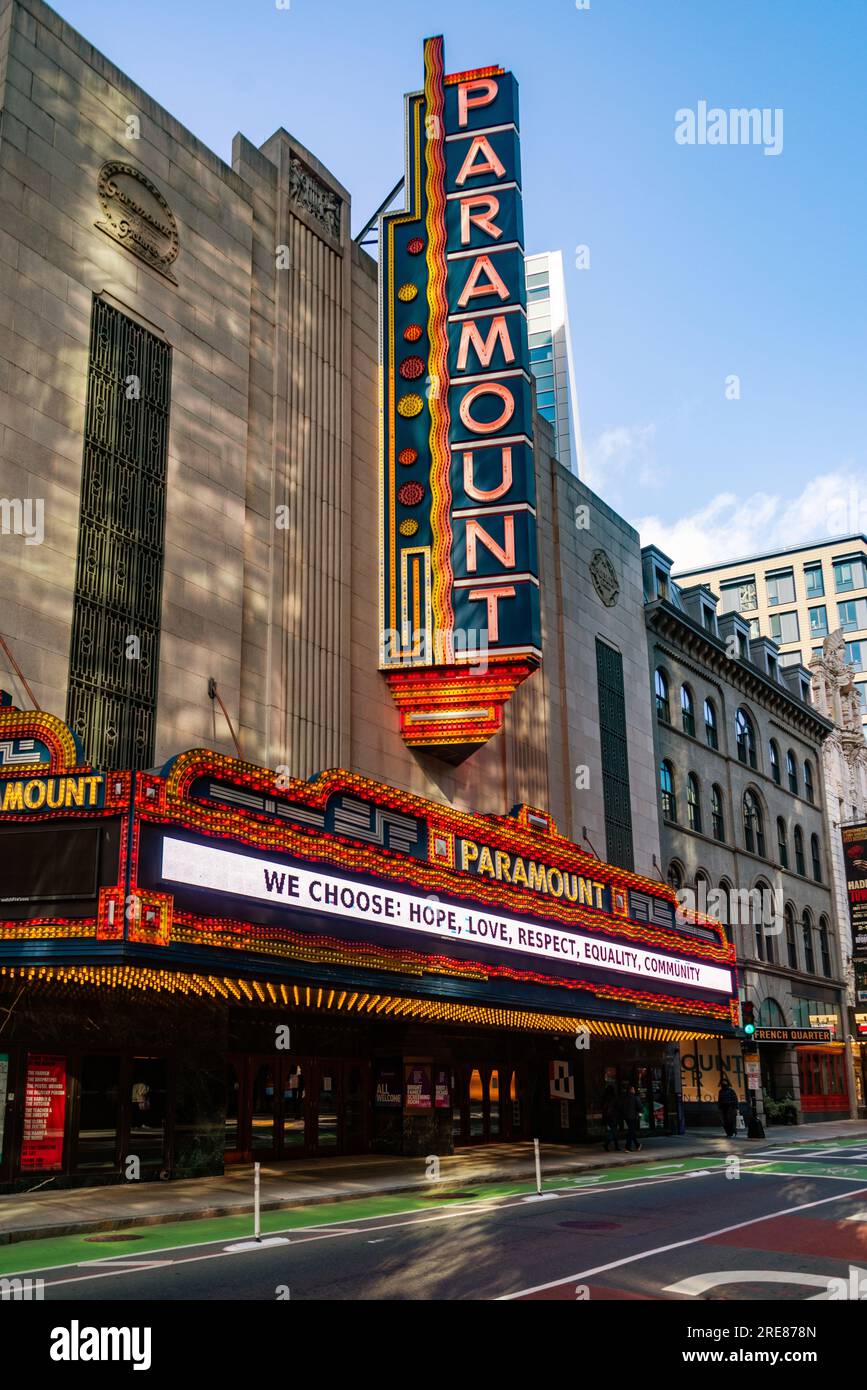 Das Paramount Theater, entlang der Washington Street in Boston, Massachusetts. Das Paramount ist eine Einrichtung für darstellende Künste in Boston. Stockfoto