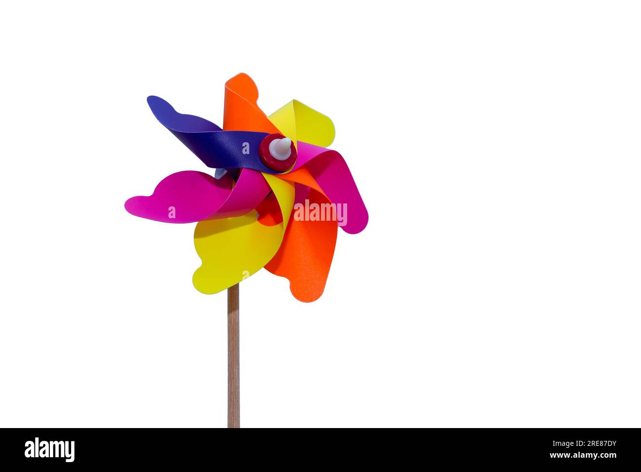 Farbenfrohes Windradspielzeug auf Holzstab isoliert auf weißem Hintergrund. Lebendiger Windwirbler mit hellen Kunststoffblättern. Stockfoto