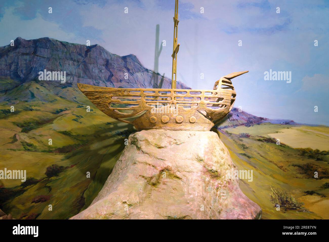 Ein Modell von Noahs Arche, Boot, Schiff, landete auf einem Berggipfel. Im South Kasachstan Regional Historical Museum im Ethno Historic Complex in Shymkent, Stockfoto