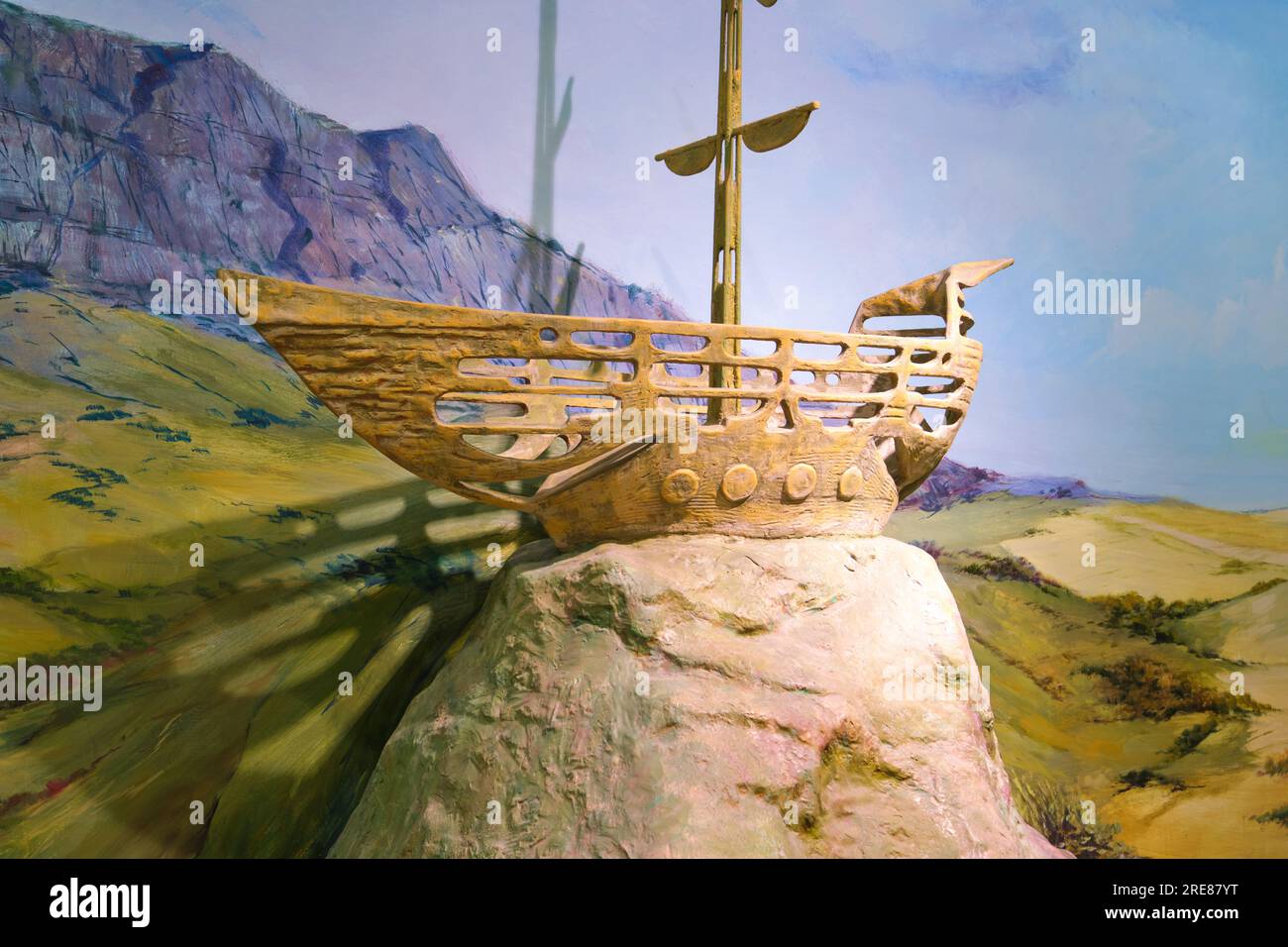 Ein Modell von Noahs Arche, Boot, Schiff, landete auf einem Berggipfel. Im South Kasachstan Regional Historical Museum im Ethno Historic Complex in Shymkent, Stockfoto