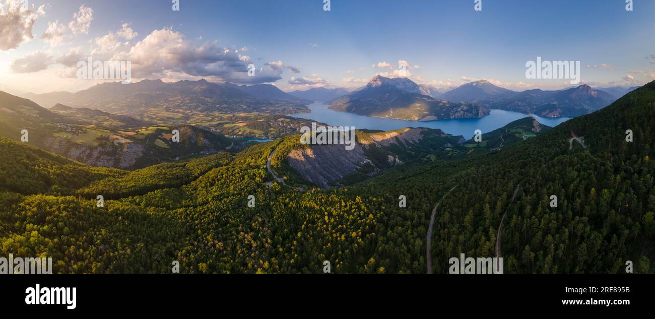 Panoramablick aus der Vogelperspektive auf das Dgarantital und den See Serre-Poncon mit dem Gipfel Grand Morgon bei Sonnenuntergang. Hautes-Alpes, Alpen, Frankreich Stockfoto