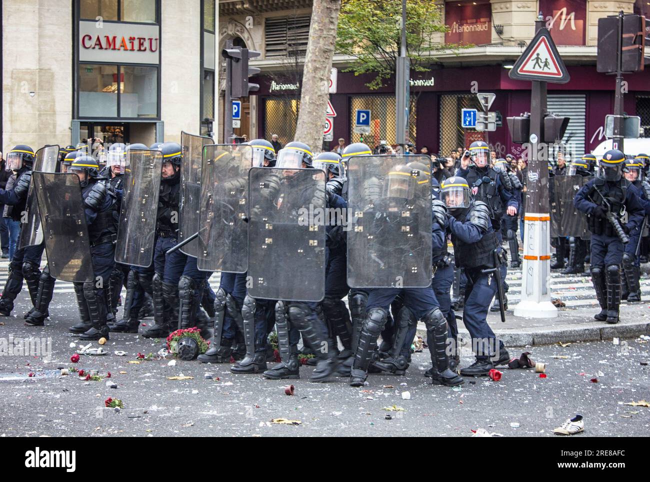 Am 13. November 2015 fand in Paris eine Reihe koordinierter Terroranschläge islamischer Extremisten statt. Selbstmordattentäter griffen das Stade de France in Saint-Denis an, während eine andere Gruppe auf überfüllte Cafés und Restaurants schoss. Eine dritte Gruppe führte eine Massenschießerei durch und nahm Geiseln bei einem Eagles of Death Metal Konzert, an dem 1.500 Personen im Bataclan-Theater teilnahmen. 130 Menschen wurden getötet und 416 verletzt. Frankreich. Stockfoto