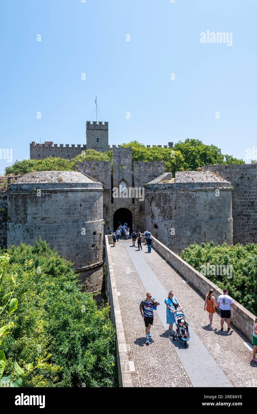 Einer von vielen Torbögen in der Altstadt von Rhodos Stockfoto