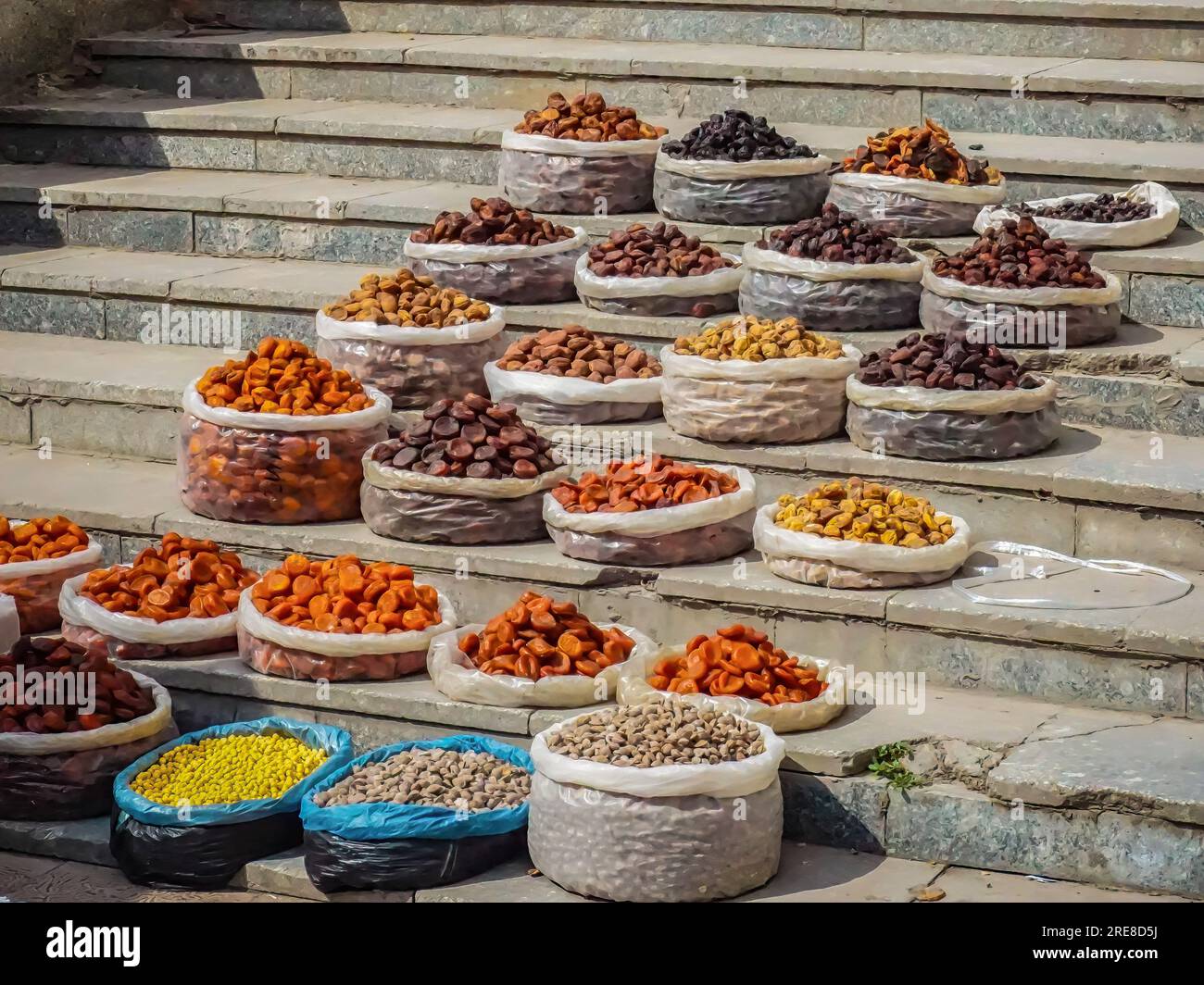 4. Juni 2019, Taschkent, Usbekistan: Haufen getrockneter Früchte und Nüsse auf der Treppe zum Chorsu Basar in Taschkent. Der Chorsu-Basar gilt als bekanntester traditioneller farmersâ€™-Markt in der Hauptstadt von Usbekistan, Taschkent (Toshkent), liegt am südlichen Rand der Altstadt und wird von Einheimischen und Touristen, die frische Speisen und ähnliches suchen, begrüßt. (Credit Image: © Jasmine Leung/SOPA Images via ZUMA Press Wire) NUR REDAKTIONELLE VERWENDUNG! Nicht für den kommerziellen GEBRAUCH! Stockfoto