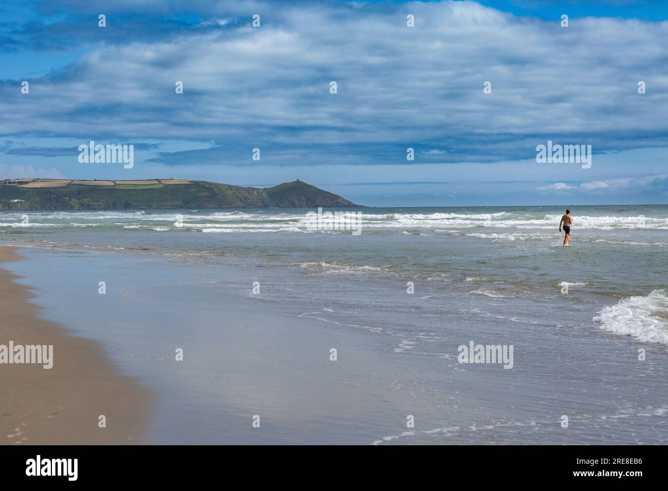 Schwimmer, die in Wembury Beach, Cornwall, Großbritannien, ins Wasser gehen Stockfoto