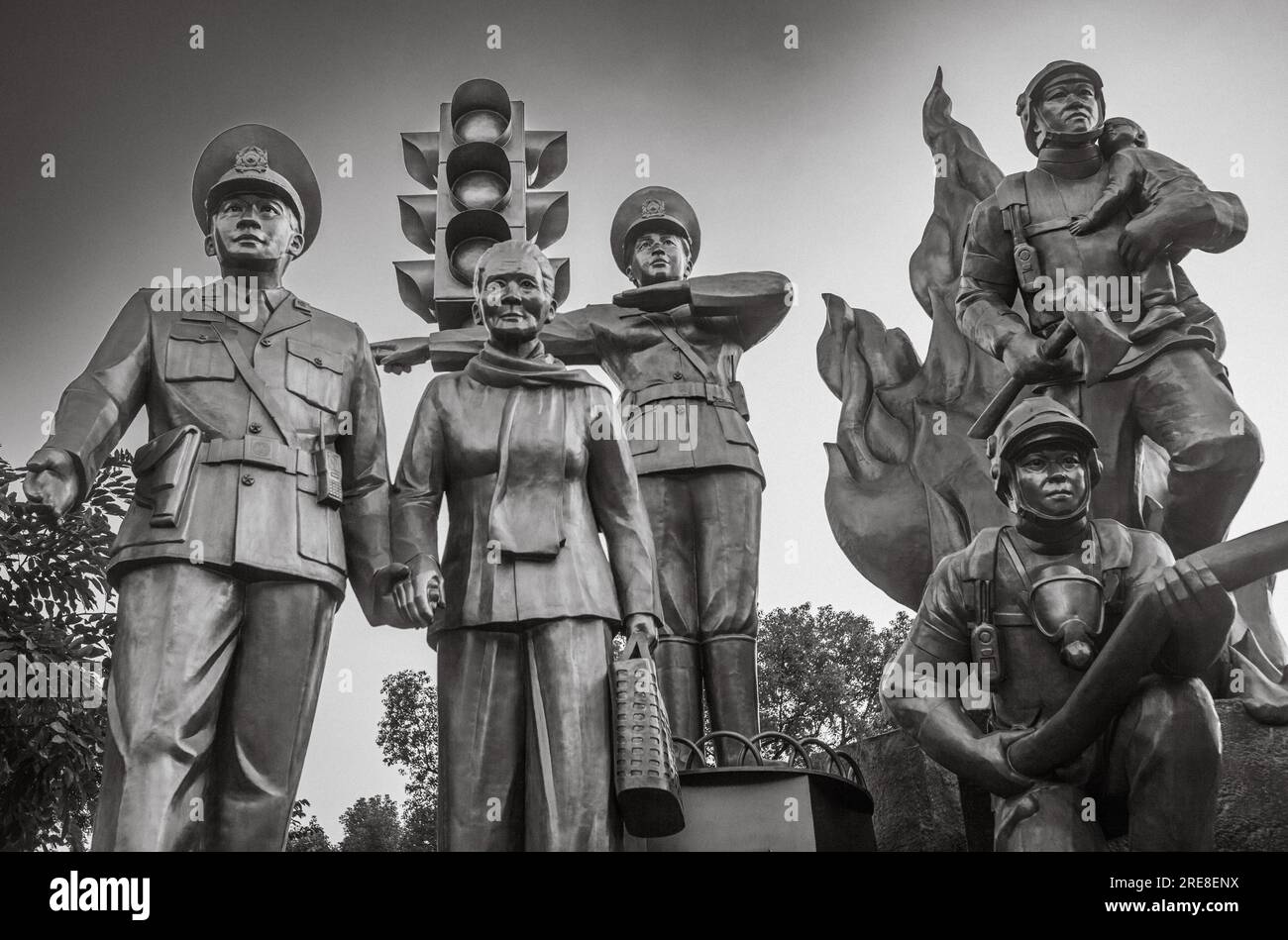 Das riesige Hanoi Police Force Monument vor dem zentralen Wiedervereinigungspark in Hanoi, Vietnam. Das Denkmal, das eine große Ampel zeigt, ein Polster Stockfoto