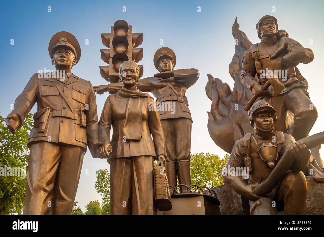 Das riesige Hanoi Police Force Monument vor dem zentralen Wiedervereinigungspark in Hanoi, Vietnam. Das Denkmal, das eine große Ampel zeigt, ein Polster Stockfoto