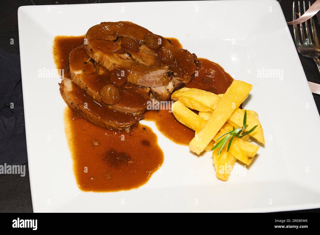 Saftig gebratenes schweinefleisch -Fotos und -Bildmaterial in hoher ...