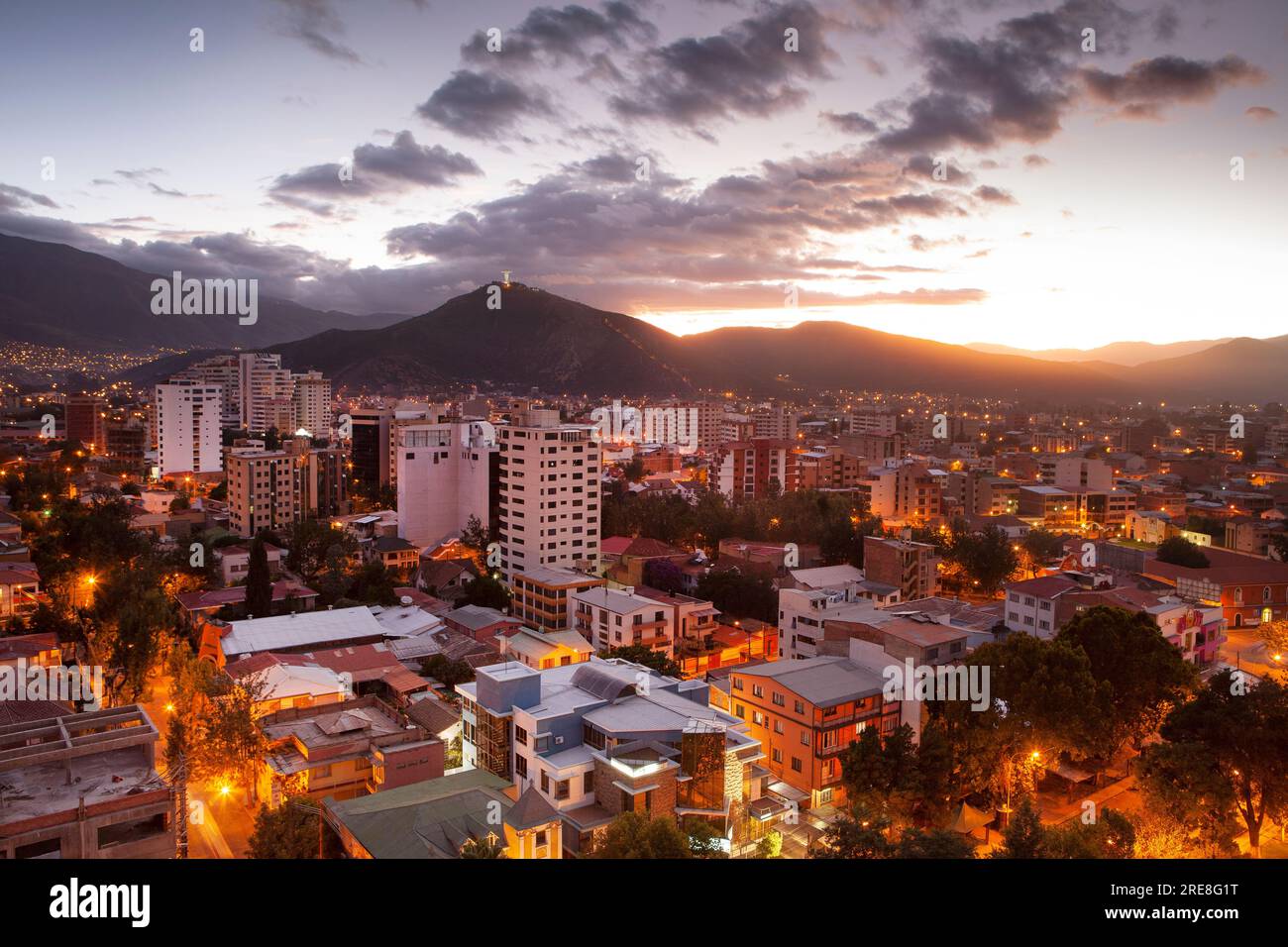 Mit 630.587 Einwohnern ist Cochabamba die viertgrößte Stadt in Bolivien. Stockfoto